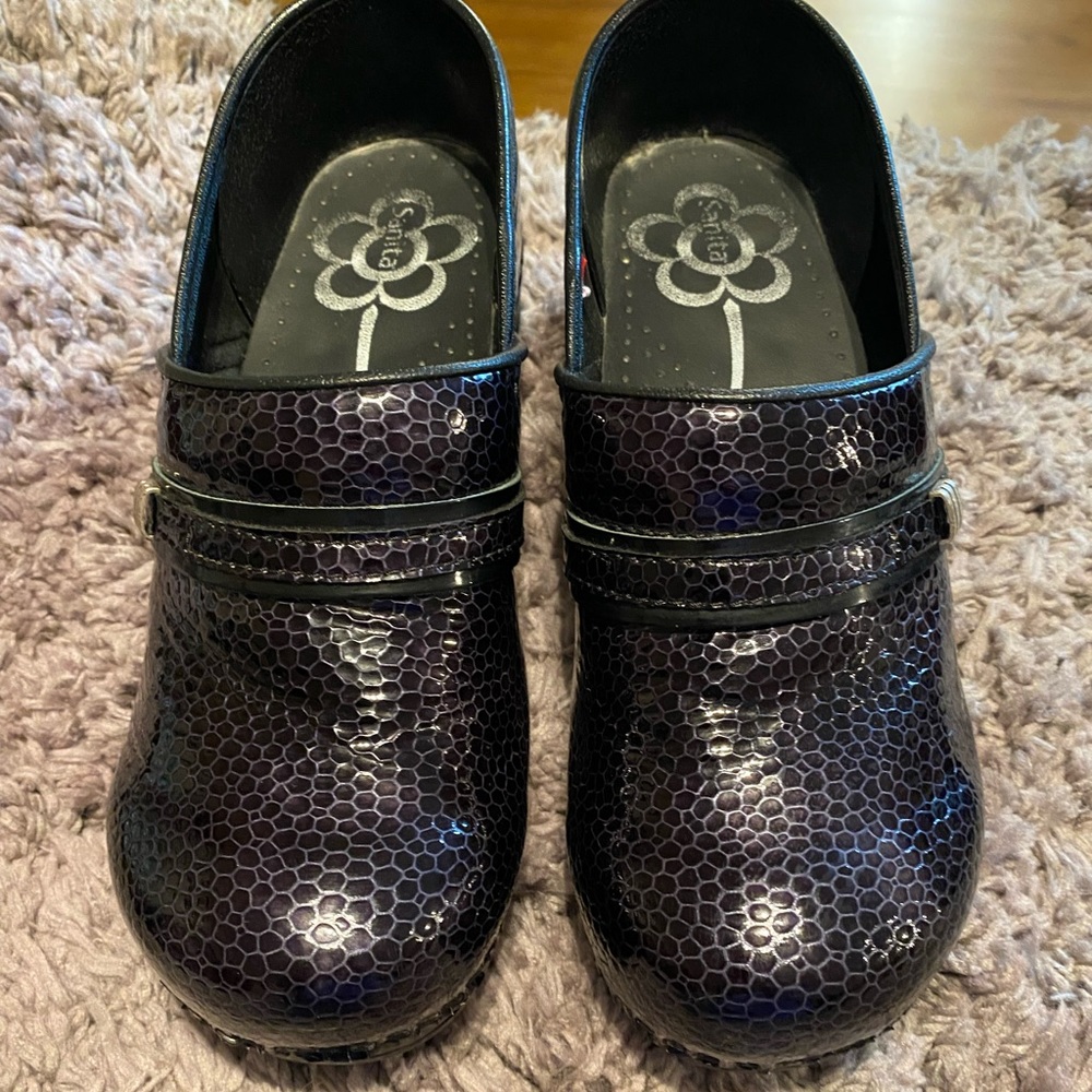 Sanita nurse clog size (40) fits like a size 9